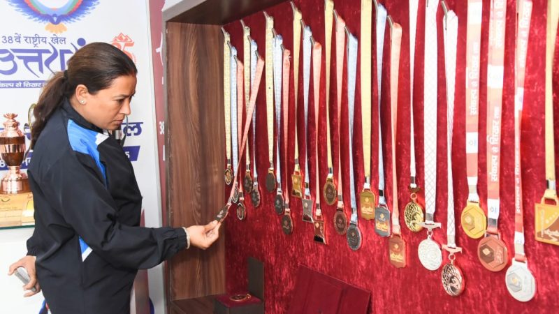 मेडल हो चाहे स्टेशनरी हर चीज ई वेस्ट से तैयार, खेल मंत्री ने किया निरीक्षण,अधिकारियों के साथ की राष्ट्रीय खेलों की समीक्षा बैठक।