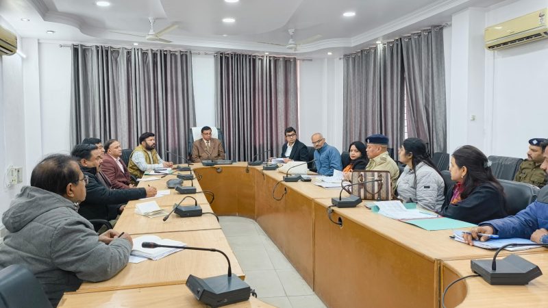 राज्य निर्वाचन आयुक्त ने कार्यालय में नागर स्थानीय निकाय सामान्य निर्वाचन 2024-25 के लिए मतदान एवं मतगणना तैयारियों की समीक्षा बैठक।