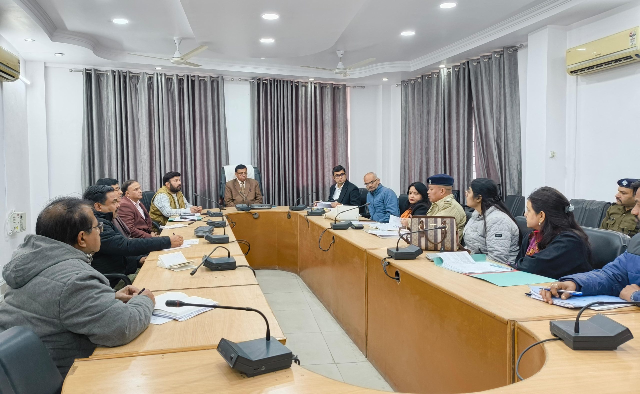 राज्य निर्वाचन आयुक्त ने कार्यालय में नागर स्थानीय निकाय सामान्य निर्वाचन 2024-25 के लिए मतदान एवं मतगणना तैयारियों की समीक्षा बैठक।