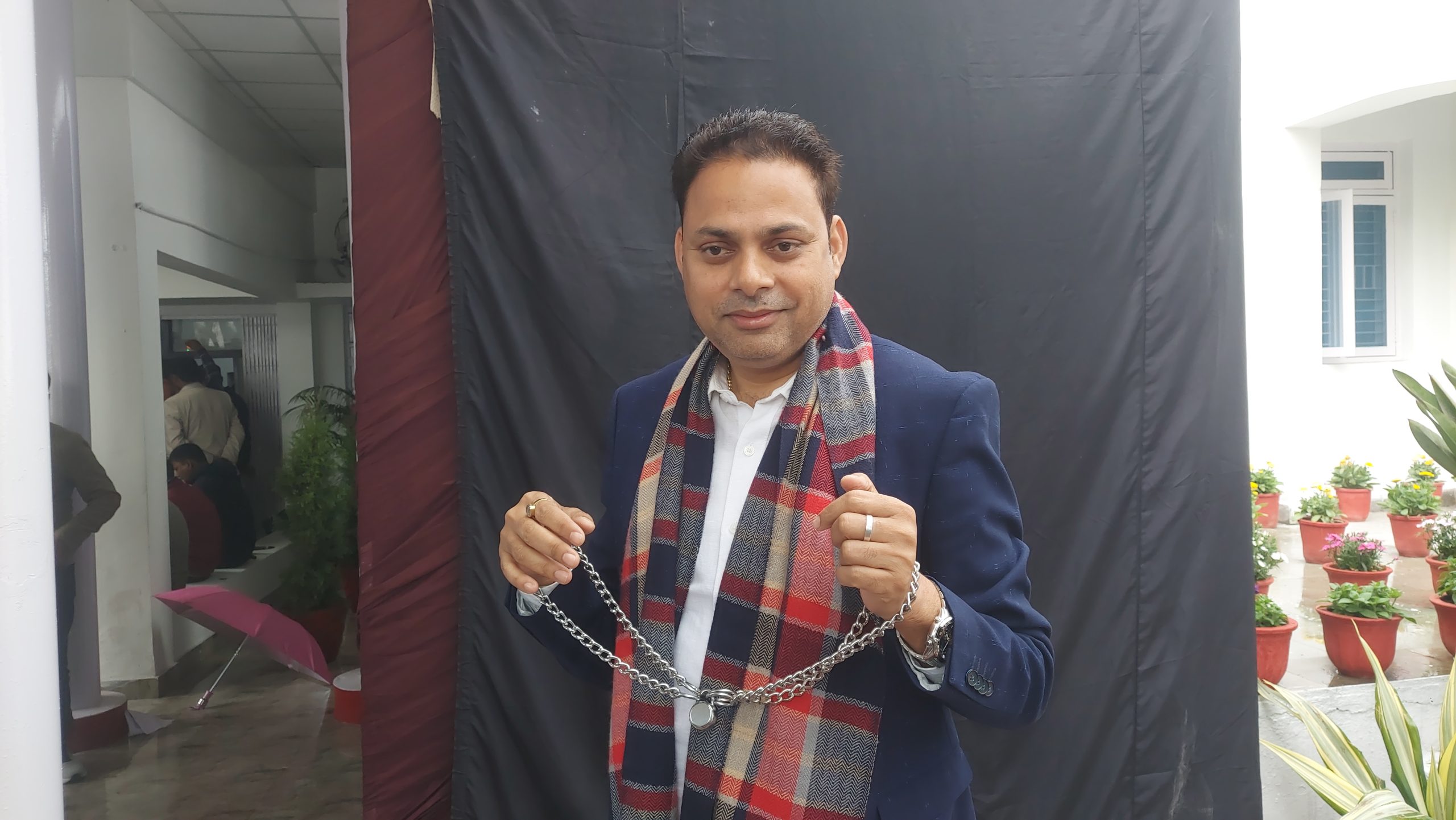बेड़िया बांधकर विधानसभा पहुंचे उप नेता प्रतिपक्ष, केंद्र सरकार पर साधा निशाना।