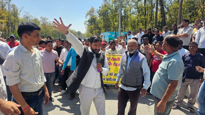 लच्छी वाला टोल प्लाजा पर कांग्रेस और राष्ट्रवादी रीजनल पार्टी का हल्ला बोल, पूर्व मुख्यमंत्री ने भी आंदोलन में की शिरकत।