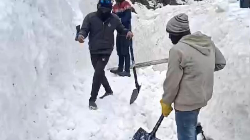 केदारनाथ यात्रा 2025 की तैयारियां तेज़, जायजा लेने पहुंचे केदारनाथ यात्रा प्रभारी सचिव, पंजीकरण केंद्र और श्रद्धालु सुविधाओं का किया निरीक्षण, यात्रा मार्ग में जमी बर्फ शीघ्रातिशीघ्र हटाने के दिए निर्देश।