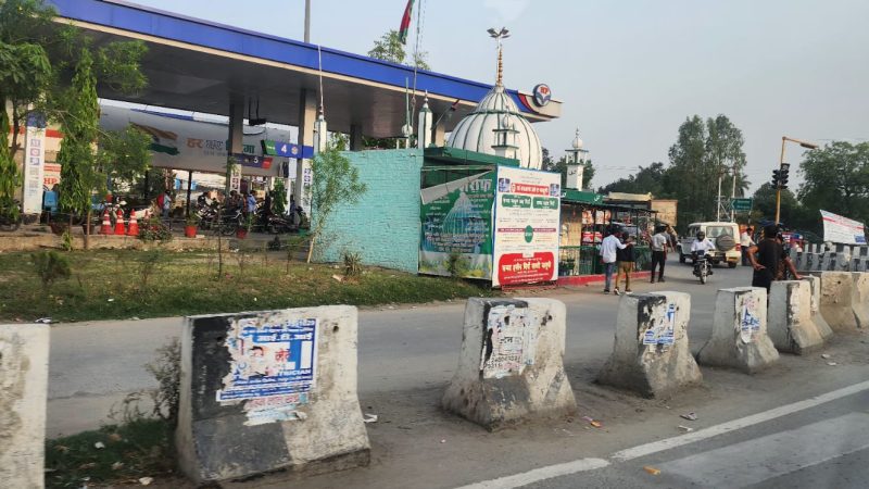 राष्ट्रीय राज मार्ग चौड़ीकरण में बाधक बनी अवैध मजार को हटाया देवभूमि के प्रवेश द्वार रुद्रपुर में बनी संरचना को नोटिस देकर हटाया।