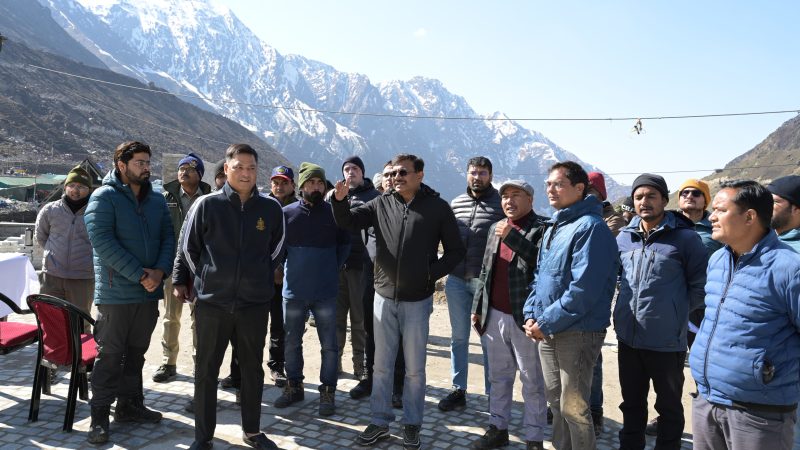 मुख्य सचिव ने केदारनाथ यात्रा व्यवस्थाओं का लिया जायजा, पुनर्निर्माण कार्यों और यात्रियों की सुविधाओं का किया निरीक्षण।