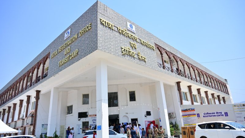 चार धाम यात्रा से पहले ग्राउंड जीरो पर पहुंचे मुख्यमंत्री,चारधाम यात्रा ट्रांजिट कैंप का किया औचक निरीक्षण, यात्रियों का सहयोगी बनकर यात्रा को सफल बनाना है।