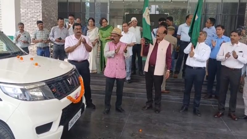 वन मंत्री ने वन विभाग की गाड़ियों को दिखाई हरी झंडी, वनाग्नि की घटनाओं लगेगी रोक।