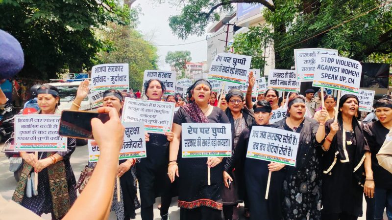 धूम में नंगे पॉव आखों में गुस्सा और महिलाओं की नैनीताल काण्ड के खिलाफ नारों कीे गूंज से गूॅज उठा देहरादून।