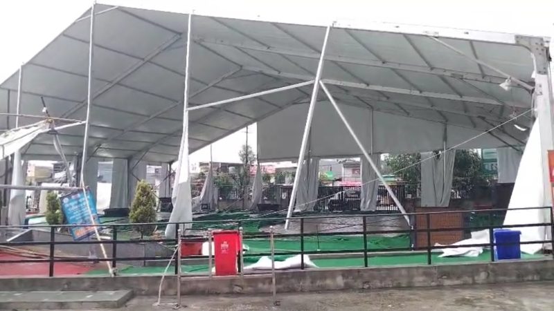 हरबर्टपुर चार धाम यात्रा पंजीकरण स्थल पर तूफान के चलते भारी नुकसान।