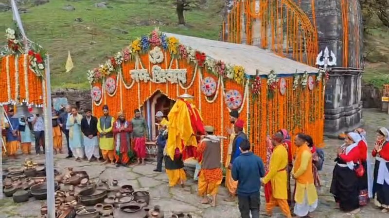 द्वितीय केदार श्री मद्महेश्वर जी के कपाट खुले,श्री मद्महेश्वर मंदिर को भब्य रूप से फूलों से सजाया गया,  बीकेटीसी अध्यक्ष सहित पदाधिकारियों ने श्रद्धालुओं को दी शुभकामनाएं।