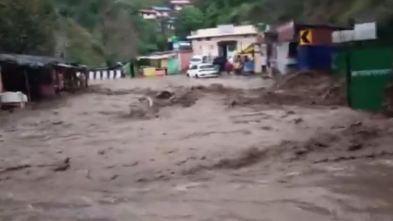 विभिन्न क्षेत्रों में बुधवार को हुई मूसलाधार बारिस से कई जगह सम्पर्क मार्ग व राजमार्ग अवरुद्ध।