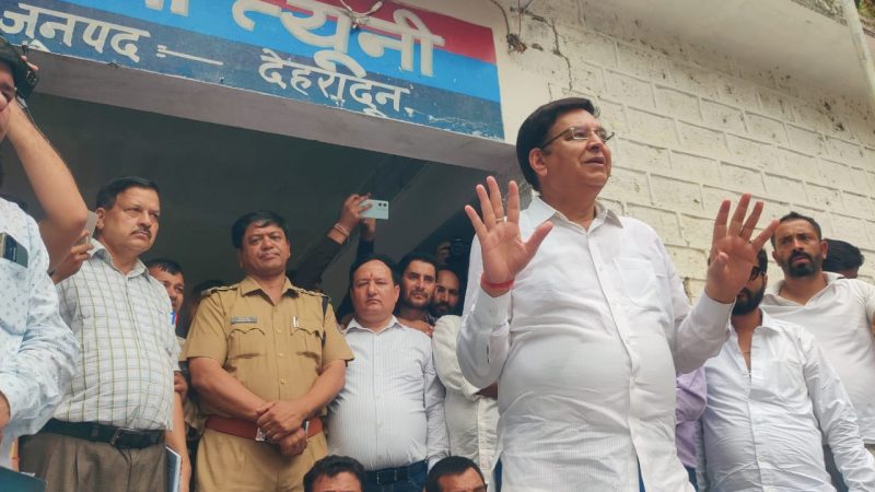 ड्यूटी के दौरान अनुशासनहीनता करने वाले आरक्षियों को एसएसपी ने किया निलम्बित, कांग्रेस नेताओ और ग्रामीणों ने किया थाने का घेराव।