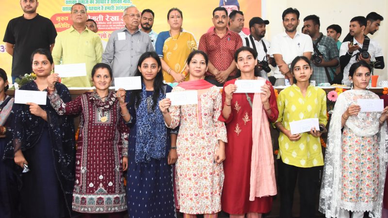 आंगनबाड़ी कार्यकत्री नियुक्ति में पारदर्शिता की मिसाल कायम हुई, हल्द्वानी में आयोजित कार्यक्रम में नैनीताल जनपद की नवनियुक्त कार्यकत्रियों को दिए नियुक्ति पत्र।