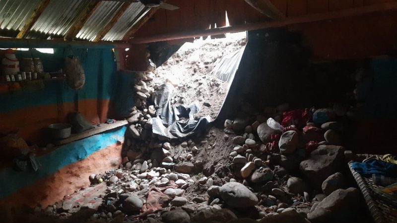 मकान छत गिरने की दर्दनाक घटना में एक ही परिवार के कई लोगों की मृत्यु, SDRF टीम ने किया रेस्क्यू।