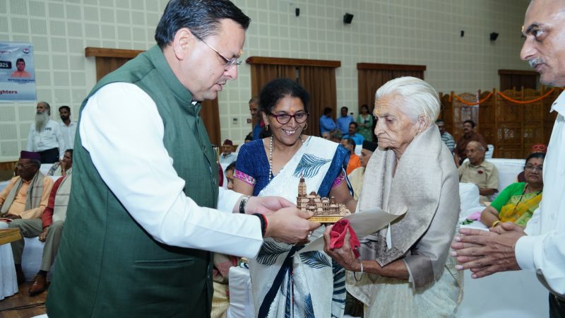 मानसून सत्र में लोकतंत्र सेनानियों के कल्याण व हित में अधिनियम लाया जाएगा*       *मुख्यमंत्री ने लोकतंत्र सेनानी सम्मान निधि की प्रक्रिया सरल बनाने के निर्देश दिए।