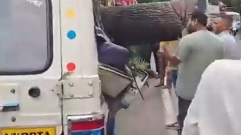 देहरादून FRI के सामने सवारी जीप के ऊपर गिरा पेड़, एक की मौत एक गंभीर घायल ,ड्राइवर व चार सवारियां बाल बाल बचीं। 