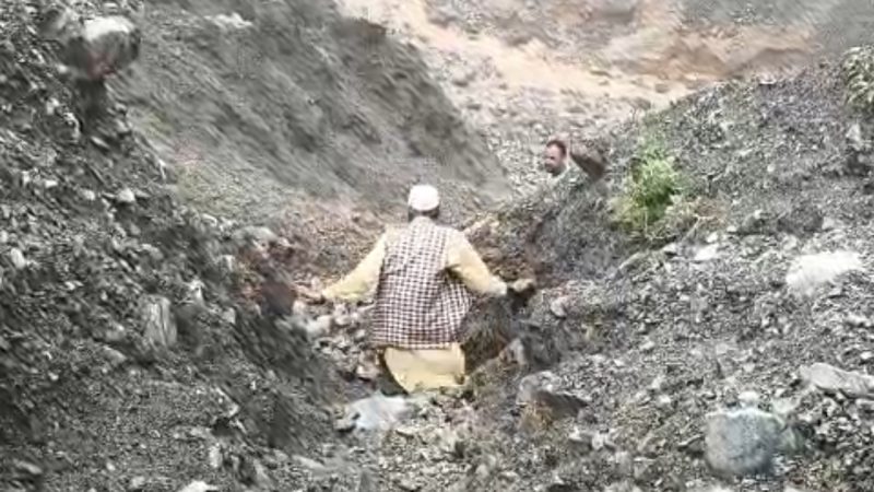 बटोली गांव बना ग्रामीणों के लिए मुसीबत, घरों में कैद होने को मजबूर है ग्रामीण, वोट मांगने तक सिमित रहें जनप्रतिनिधि।