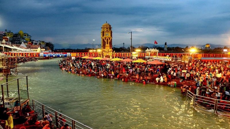 आज गंगा दशहरा हरकी पैड़ी पर उमड़ी श्रद्धालुओं की भीड़, बड़ी संख्या में पहुंचे श्रद्धालु कर रहे गंगा स्नान।