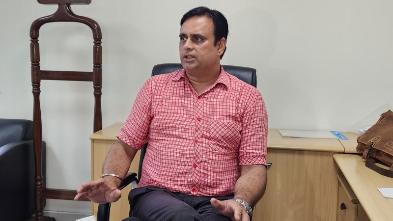 यूपीईएस के मुख्य द्वार पर निजी हॉस्टल संचालकों का हंगामा, UPSC प्रशासन पर लगाया भेदभाव का आरोप, UPSC प्रशासन ने दी सफाई।