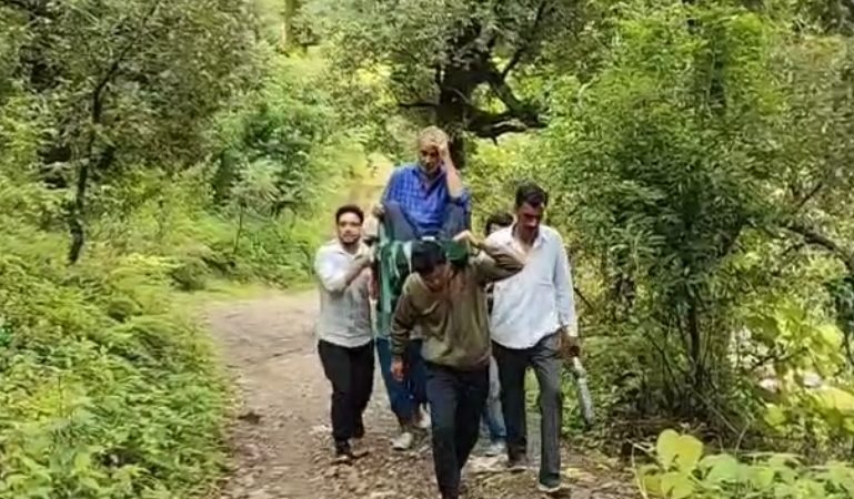 उत्तराखंड के कुमाऊं में एक गांव ऐसा भी जंहा आजादी के बाद भी नहीं पहुंची मोटर, लोग बीमार बुजुर्गों को आज भी 4 किलोमीटर पैदल दांडी में ले जाने को मजबूर।
