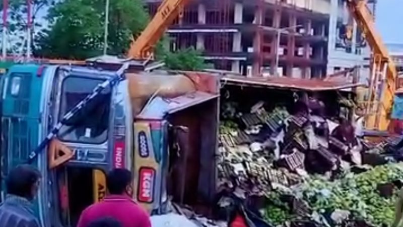 राजधानी देहरादून के रिस्पना में गिरा आम से भरा ट्रक, राहगीरों ने उठाया मौके का फायदा, देखें वीडियो।
