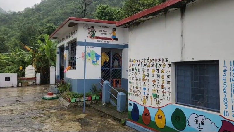 उत्तर प्रदेश के बाद अब उत्तराखंड में भी दसवीं और बारहवीं के स्कूलों को आधुनिक बनाने के नाम पर होंगे मर्ज।