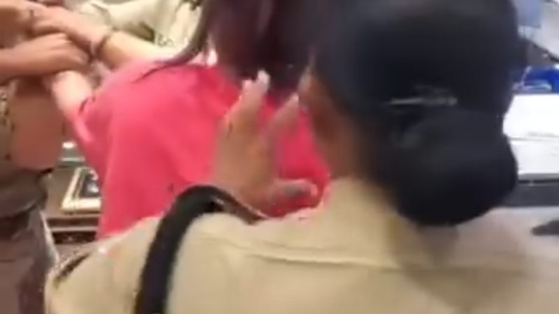 देहरादून के पलटन बाजार में चोर युवती ने मचाया हंगामा,महिला दरोगा से की हाथापाई,  नशे मे धुत दुकान से की चोरी, रंगे हाथ पकड़ी गई महिला।