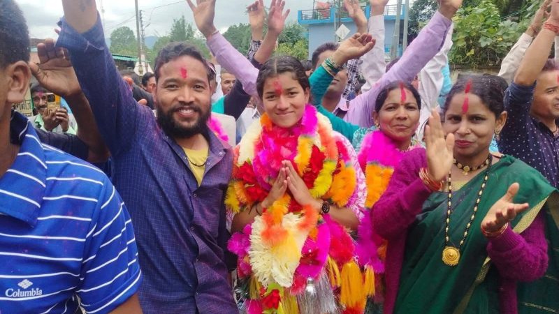 मुख्यमंत्री ने सारकोट की नव निर्वाचित युवा प्रधान प्रियंका को दी बधाई, आदर्श ग्राम सारकोट का अध्ययन करने आएंगे सभी मुख्य विकास अधिकारी।