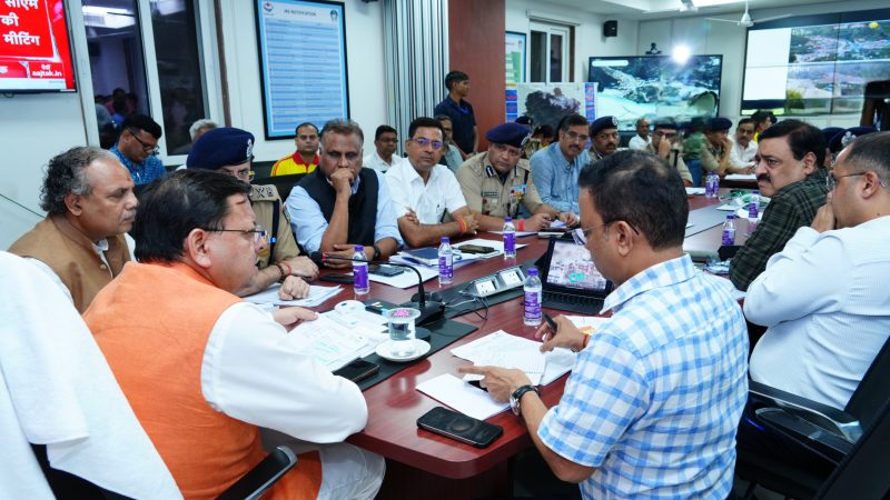 सीएम धामी ने मंगलवार शाम को सीधे देहरादून आई टी पार्क सिथत आपदा परिचालन केंद्र पहुंच धराली (उतरकाशी) में चल रहे रेस्क्यू ऑपरेशन का अपडेट लिया।