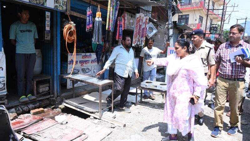 कोटद्वार की प्रमुख सड़क देवी रोड पर जलभराव की स्थिति को लेकर विधानसभा अध्यक्ष ने किया स्थलीय निरीक्षण।