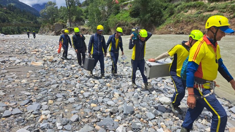 उत्तरकाशी के धराली आपदा के कारण गंगोत्री क्षेत्र में फंसे तीर्थयात्रियों का रेस्क्यू जारी, 04 साइन्टिस्टों की टीम जौलीग्रांट एयरपोर्ट से उत्तरकाशी धराली पहुंची।