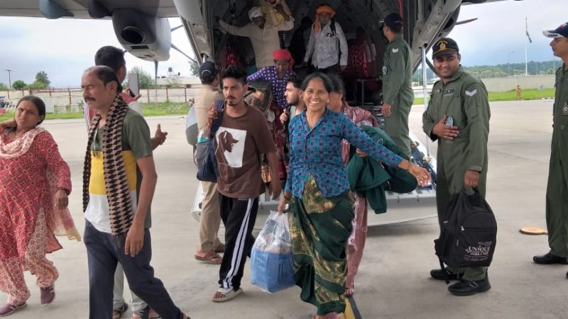 उत्तरकाशी के धराली आपदा के कारण गंगोत्री क्षेत्र में फंसे तीर्थयात्रियों का रेस्क्यू जारी, गंगोत्री क्षेत्र में फंसे 58 लोगों को आज वायु सेना के विमान से पहुंचाया जौलीग्रांट, अब तक 170 यात्रियों को लाया गया।