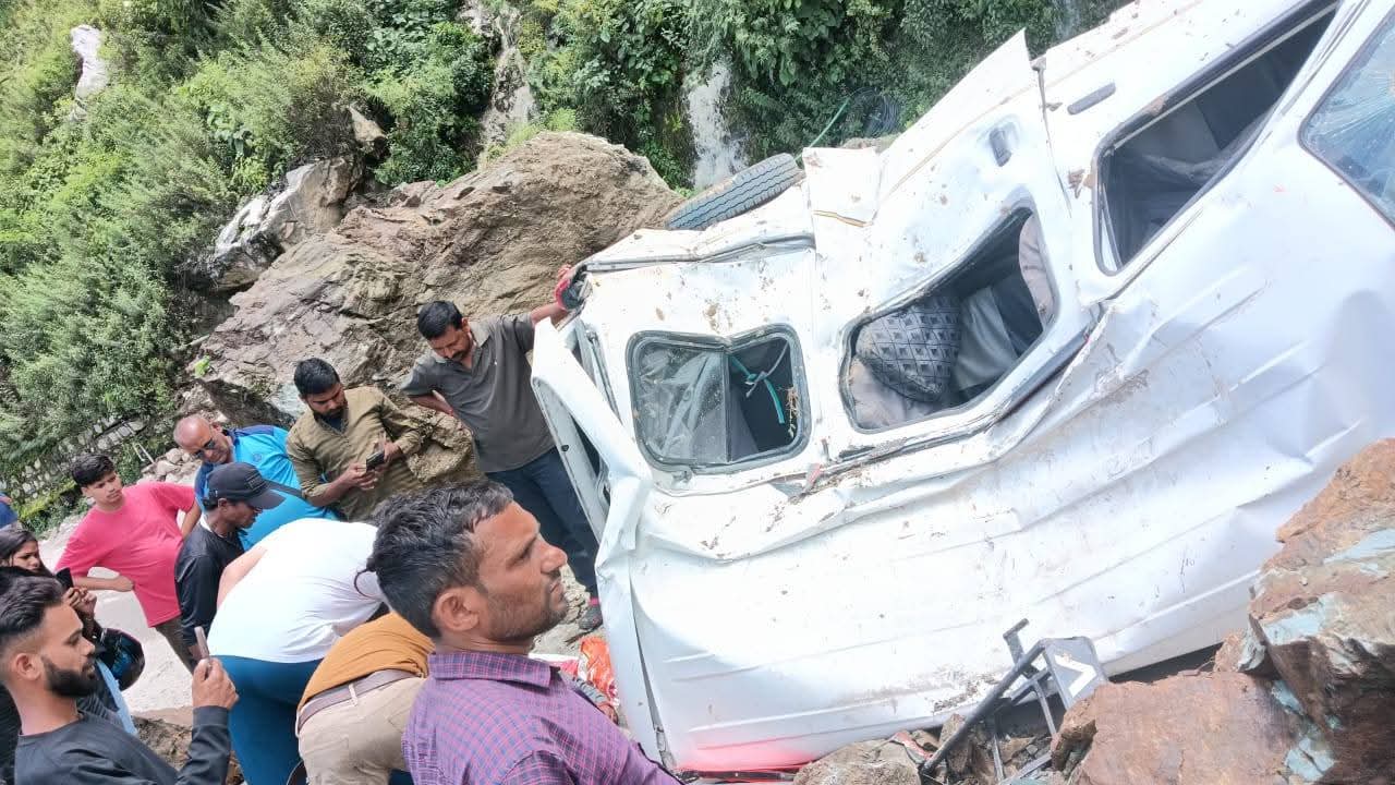उत्तराखंड में लगातार हो रही मूसलाधार बारिश, रुद्रप्रयाग भारी भूस्खलन होने के चलते हुआ सड़क हादसा। 