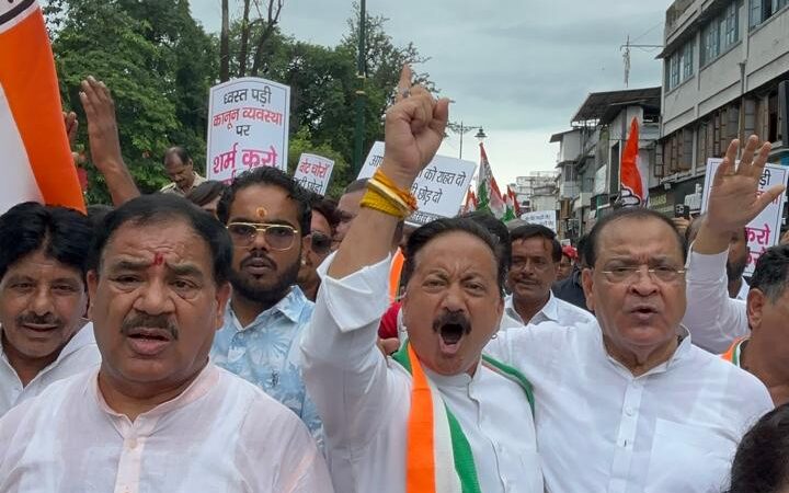 प्रदेश में ध्वस्त कानून व्यवस्था आपदा प्रभावित क्षेत्रों में कुप्रबंधन व वोट चोरी के खिलाफ, कांग्रेस कार्यकर्ता ने प्रदेश मुख्यालय से राजभवन किया कूच।
