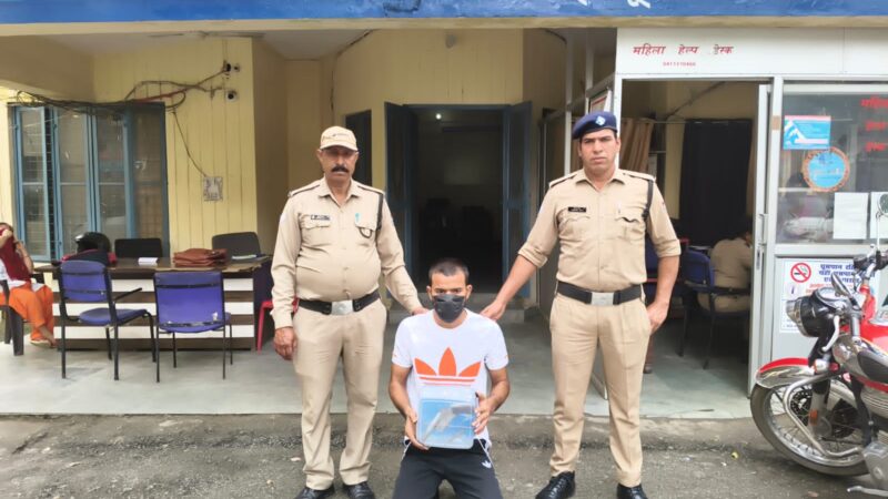 प्रेमनगर मे हुई फायरिंग की घटना का 24 घण्टे के अन्दर खुलासा,  फायर करने वाले शख्श को पुलिस ने किया गिरफ्तार, प्रेमनगर स्थित यूनिवर्सिटी में बी-फार्मा तृतीय वर्ष का है छा़त्र।
