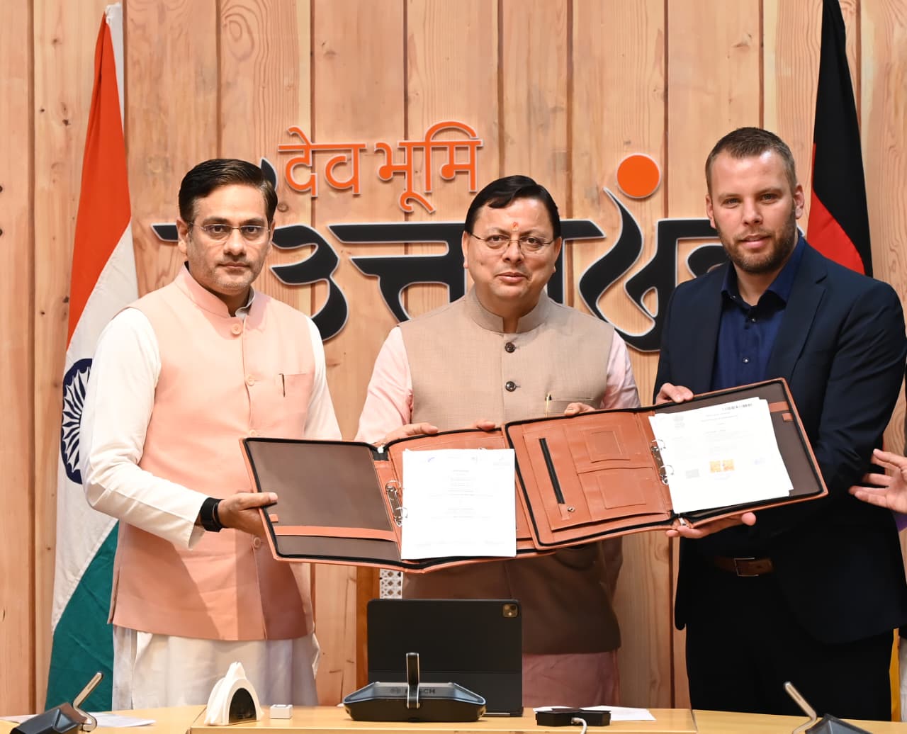 मुख्यमंत्री धामी आवास में उत्तराखण्ड सरकार और जर्मन स्थित इनोवेशन हब राइन-माइन, के मध्य लेटर ऑफ इन्टेन्ट (एल.ओ.आई) पर किये हस्ताक्षर,उद्देश्य उत्तराखण्ड को कुशल युवाओं को जर्मनी में नवाचार आधारित स्टार्टप जैसे क्षेत्रों से जोड़ना।