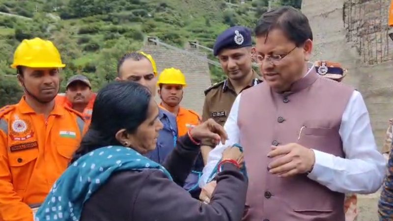 महिला ने धोती फाड़कर सीएम धामी को बांधी राखी, कहा – “मेरे लिए आप भगवान श्रीकृष्ण जैसे”।