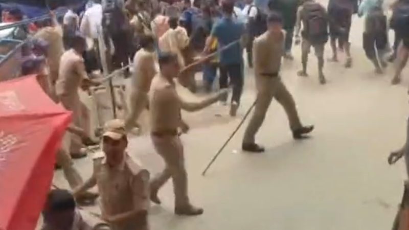 यात्रा मार्ग के सोनप्रयाग में यात्रियों पर लाठी चार्ज, यात्रियों ने तोड़ा बैरियर, मंदिर जाने की कर रहे थे मांग।