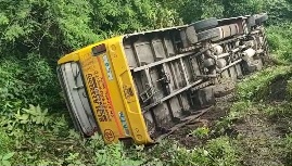 हल्द्वानी में स्कूल से भरी पलटी, परिचालक समेत कई बच्चे घायल।