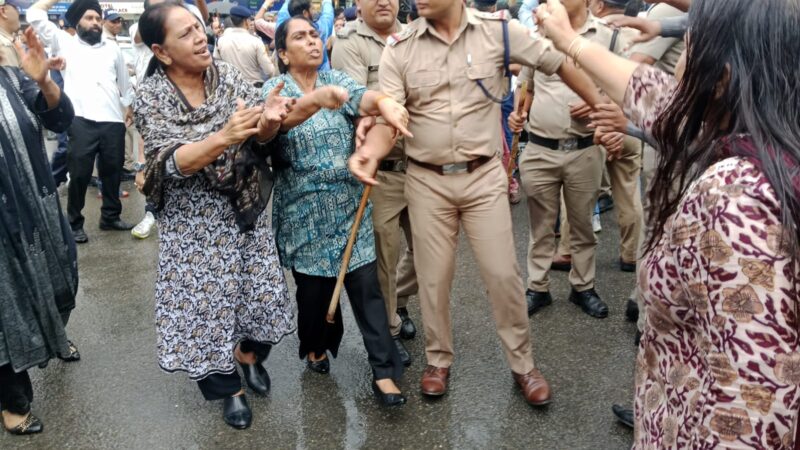 राहुल गांधी की टिप्पणी पर भाजपा का प्रदर्शन, कांग्रेस-भाजपा आमने-सामने, पुलिस प्रशासन के छूटे पसीने।