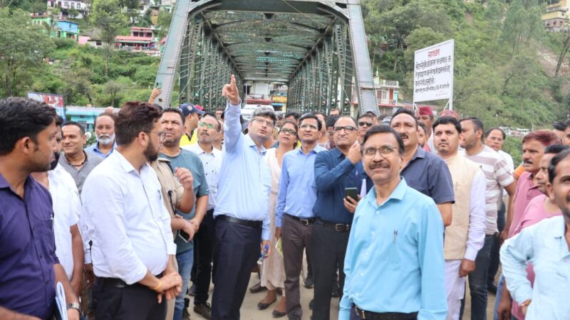 थराली में आपदा प्रभावित क्षेत्रों के लिए भारत सरकार की अंतरमंत्रालयीय टीम ने किया हवाई सर्वे, क्षेत्र में हो रहें भू-धसाव का किया निरिक्षण।