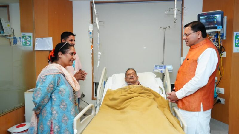 पूर्व मुख्यमंत्री की बिगड़ी तबीयत, मुख्यमंत्री धामी पहुंचे अस्पताल जाना हाल-चाल।