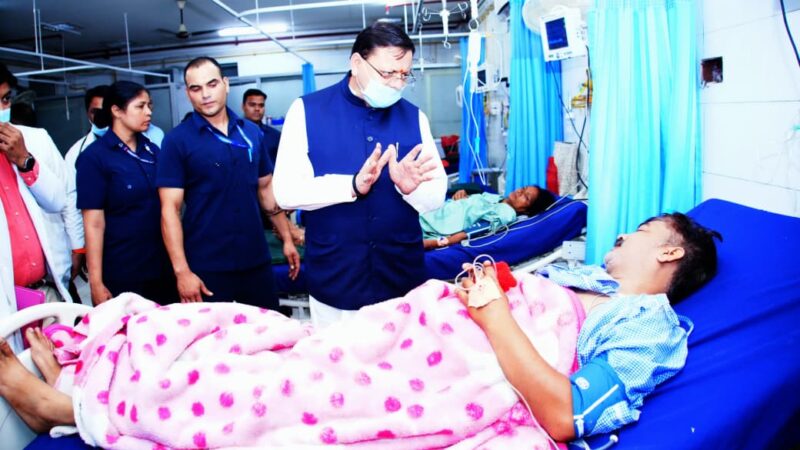 मुख्यमंत्री धामी ने दून अस्पताल का किया निरीक्षण, मरीजों से सीधे संवाद कर जानी उनकी स्वास्थ्य सेवाओं की स्थिति, तिमारदारों के लिए सुविधाएं बढ़ाने एवं स्वच्छता व्यवस्था सुदृढ़ करने के दिए निर्देश।