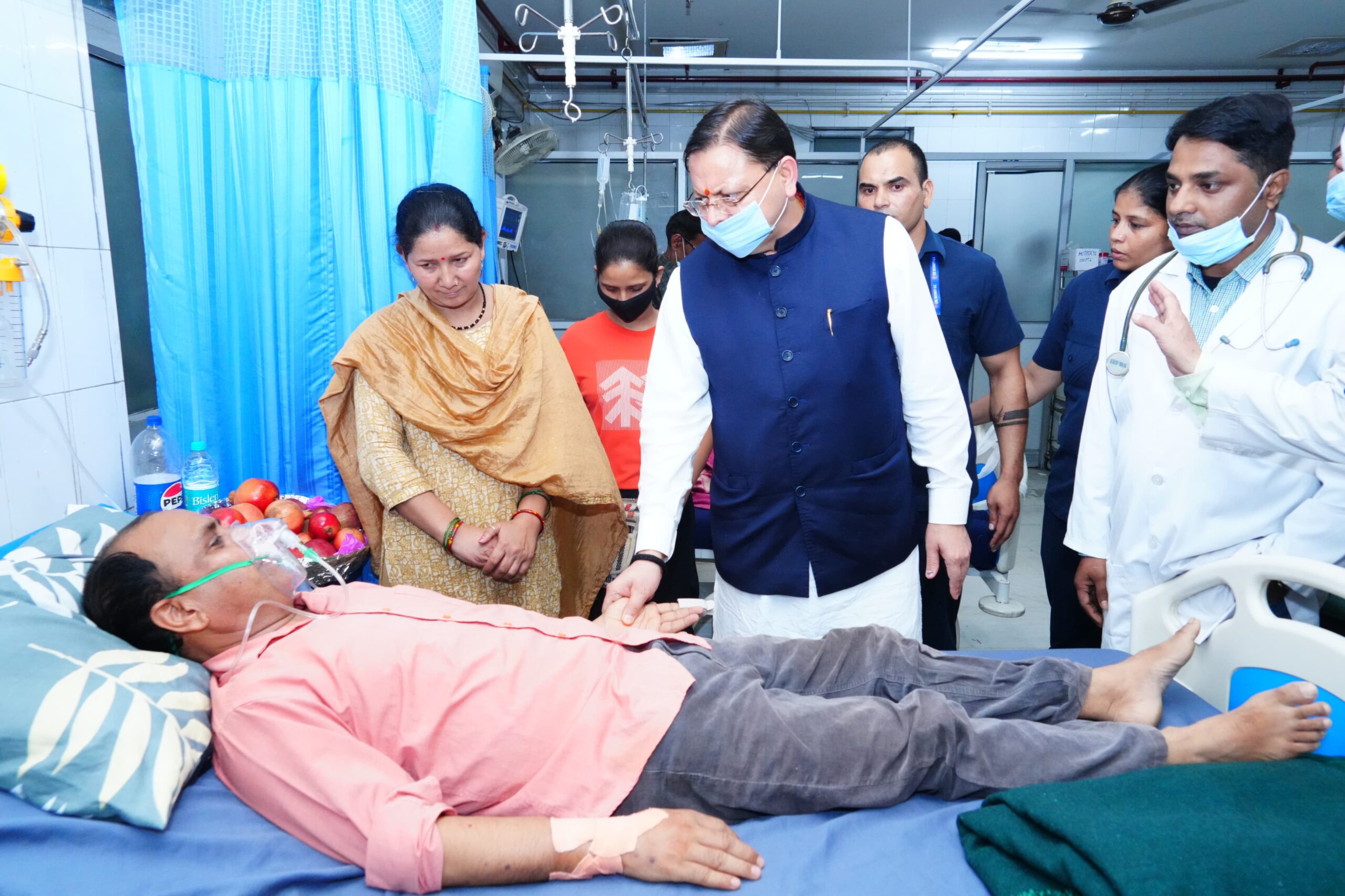 मुख्यमंत्री श्री पुष्कर सिंह धामी ने दून अस्पताल में भर्ती वरिष्ठ पत्रकार मोहन भुलानी का हालचाल जाना।