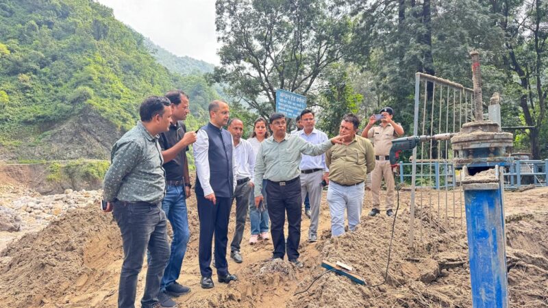 सचिव शैलेष बगोली ने आपदा से क्षतिग्रस्त पेयजल लाइनों को जल्द से जल्द दुरुस्त करने के निर्देश दिए।