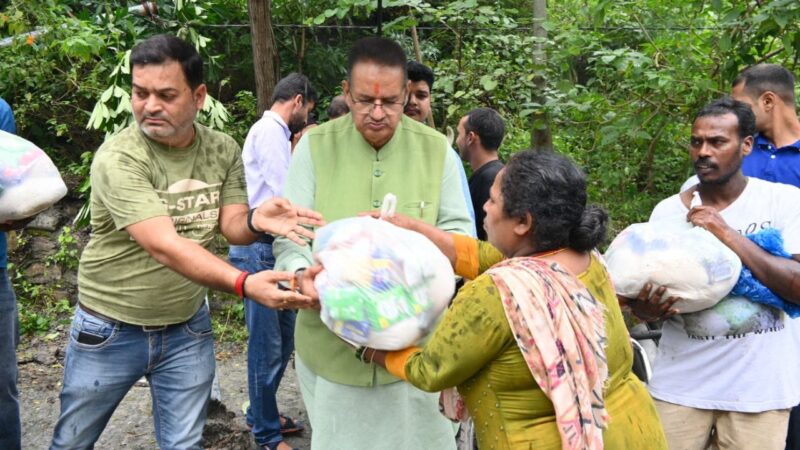 देहरादून में आपदा प्रभावित क्षेत्रों का निरीक्षण करते कैबिनेट मंत्री गणेश जोशी, प्रभावित परिवारों तक खाद्य सामग्री, राशन किट और अन्य आवश्यक वस्तुएं को तत्काल पहुंचाने के दिए निर्देश।