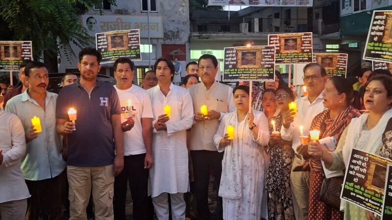 नन्ही परी को न्याय दो — श्रद्धांजलि और न्याय की पुकार के साथ महिला कांग्रेस ने निकाला केंडल मार्च।