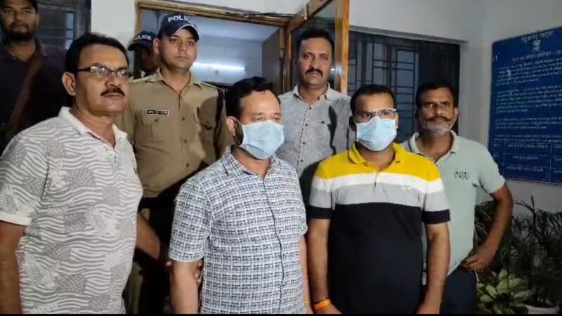 उत्तराखण्ड पुलिस की बड़ी कार्रवाई, गुमराह कर परीक्षा में पास करवाने का प्रलोभन देने वाले नकल माफिया हाकम सिंह व उसके सहयोगी को पुलिस ने किया गिरफ्तार।
