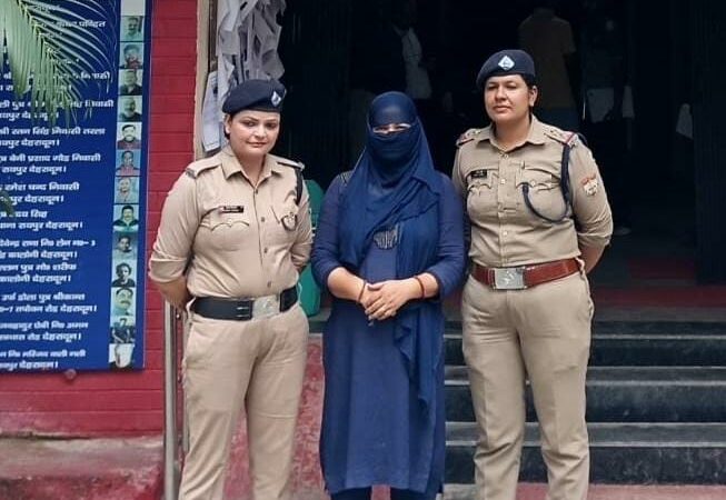 स्नातक स्तरीय पदों की लिखित प्रतियोगी परीक्षा में प्रश्न पत्र के फोटो आगे भेजने वाली अभियुक्ता को पुलिस ने किया गिरफ्तार,भाई के प्रतियोगी परीक्षा में था शामिल।