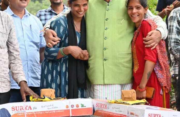 आपदा प्रभावित क्षेत्रों में पहुंचे कैबिनेट मंत्री प्रभावितों को वितरित की राहत सामग्री,  प्रभावित दोनों बहनों की आंखों में खुशी के आंसू छलक पड़े और वे मुस्कुराते हुए बोलीं – “थैंक्यू मंत्री जी।