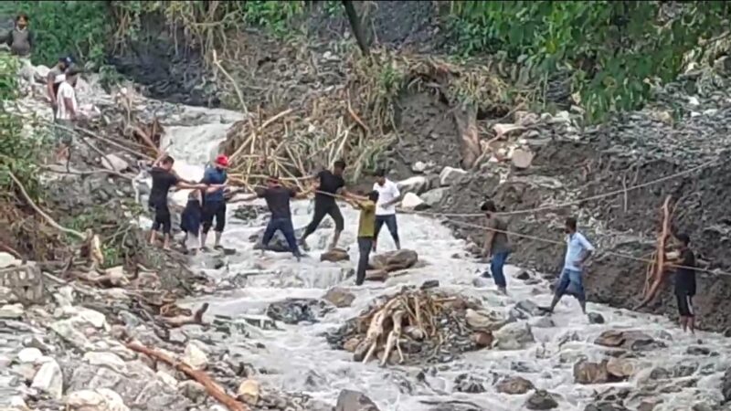 देहरादून मसूरी राष्ट्रीय राजमार्ग वाश आउट, टूटे पुल,मलबे से रास्ते बाधित,नदी से रस्सियों के बल पर लोग पैदल कर रहे रास्ता पार, आपदा का मसूरी के जनजीवन पर असर,  सेकड़ों पर्यटक मसूरी में फंसे, देहरादून कच्चे रास्ते से पैदल पहुंच रहे पर्यटक।